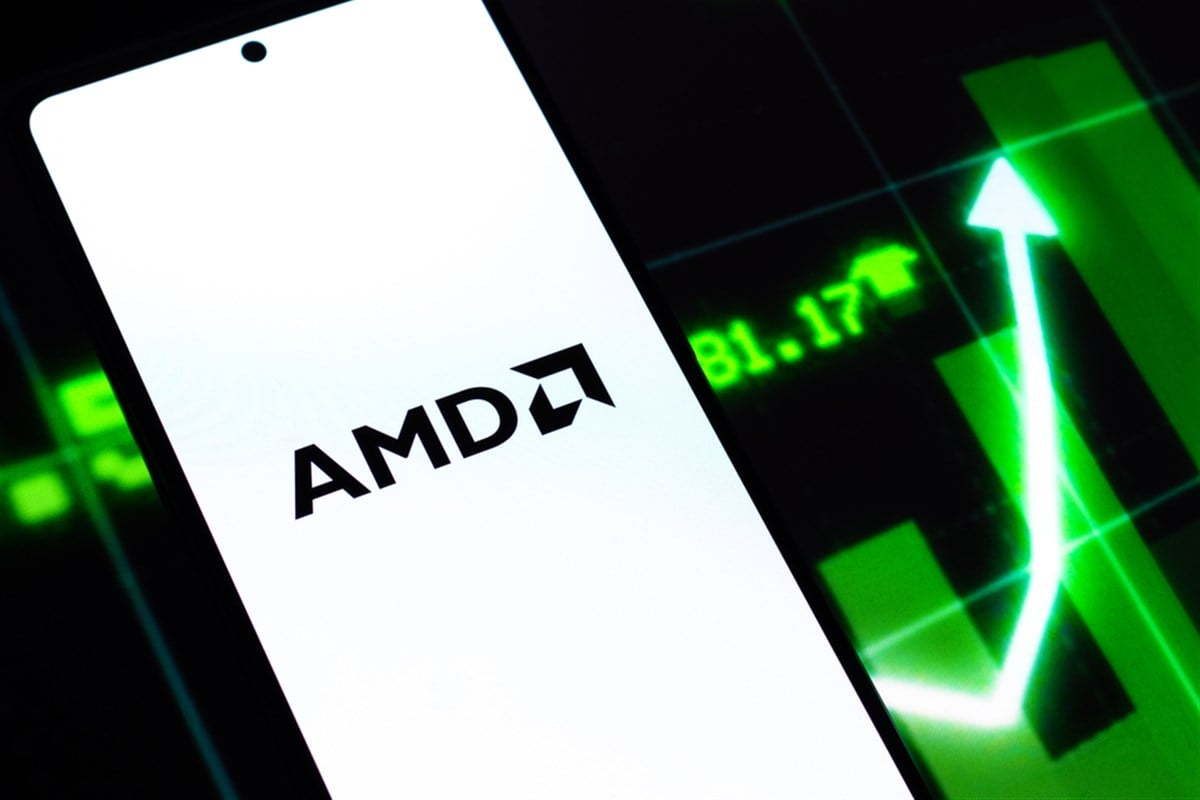 West Bangal, India - April 20, 2022 : Advanced Micro Devices (AMD) logo on phone screen stock image. — Stock Editorial Photography