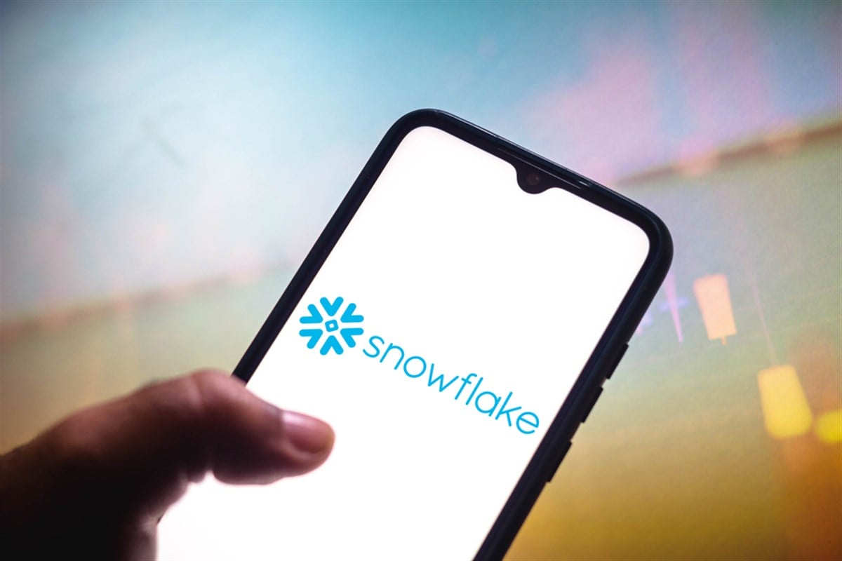 May 11, 2021, Brazil. In this photo illustration the Snowflake logo seen displayed on a smartphone screen