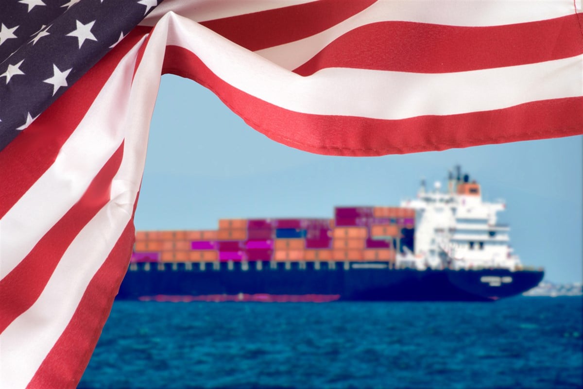 A container ship and the flag of USA — Photo