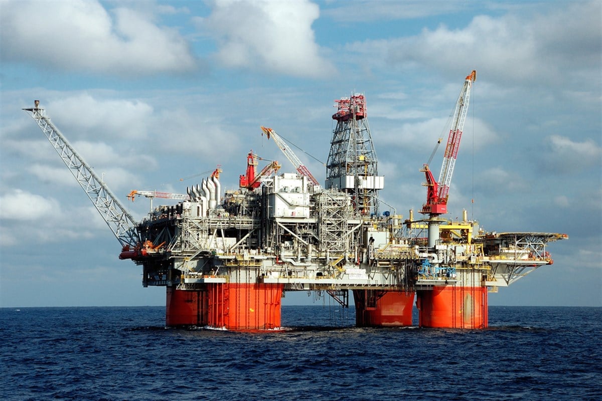 Big Offshore Oil Platform — Photo