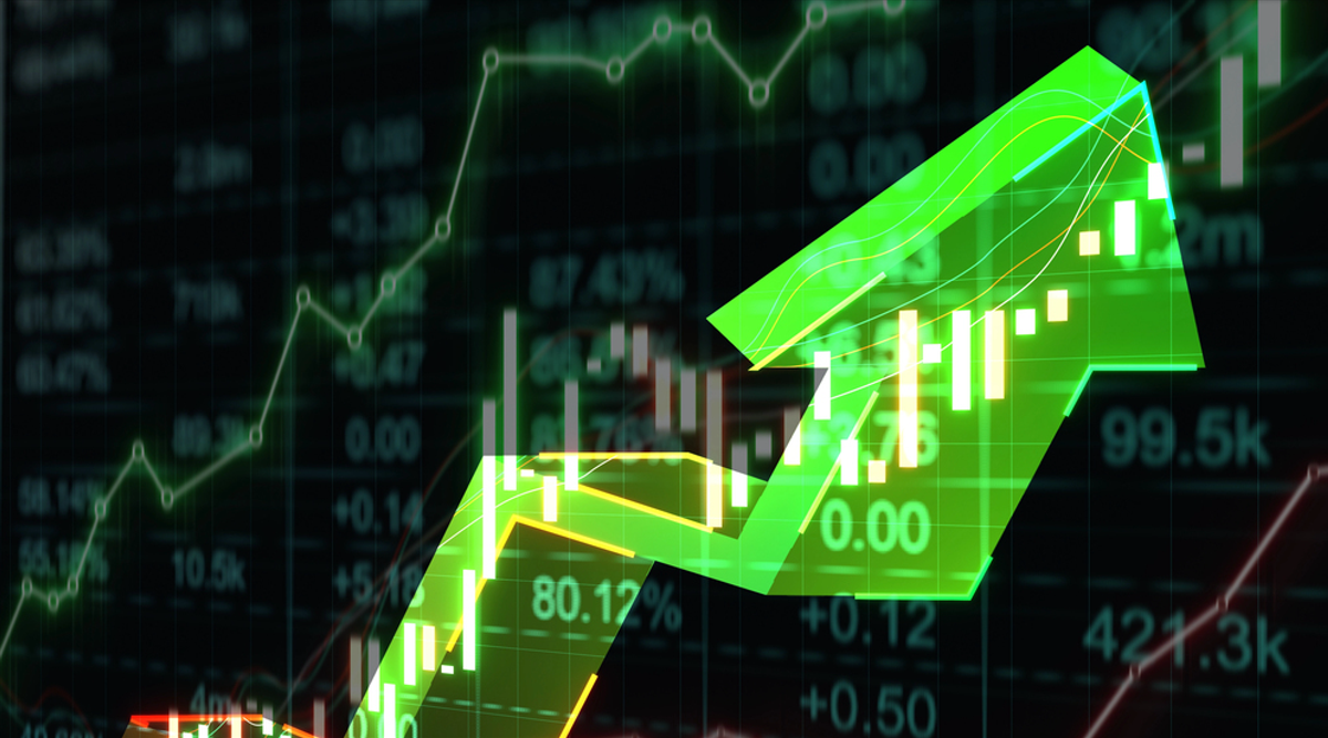 Bullish market and investing concept with rising up digital green graphic arrow on dark technological background with forex market chart graphs and candlestick. 3D rendering — Photo