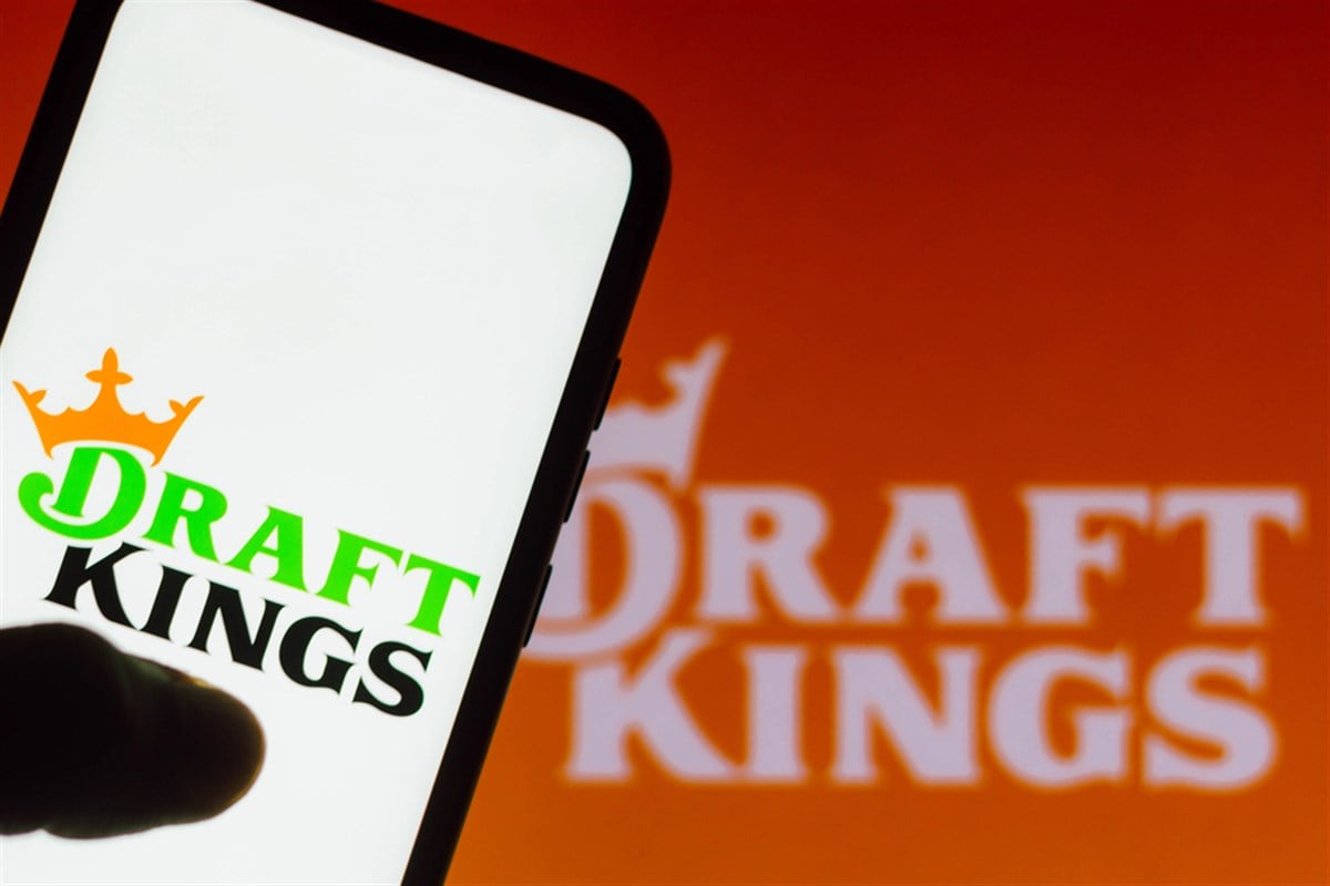 September 22, 2021, Brazil. In this photo illustration the DraftKings logo seen displayed on a smartphone — Stock Editorial Photography