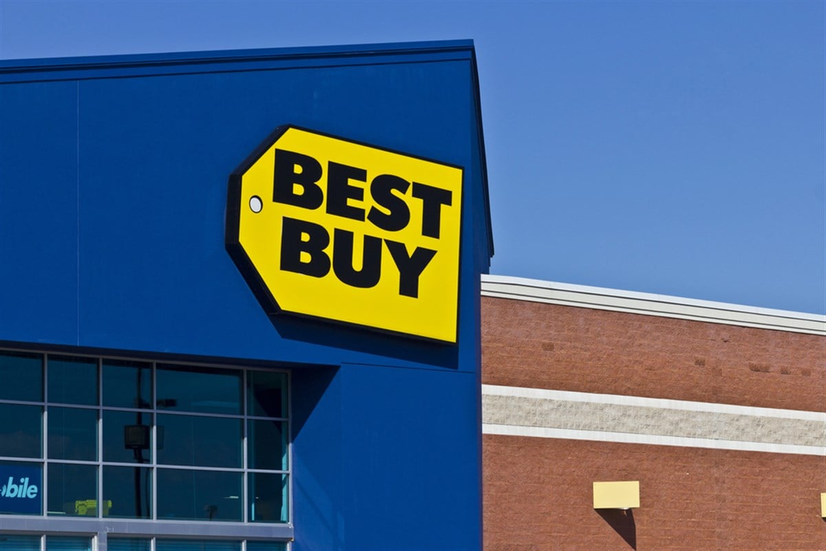 Indianapolis - Circa June 2016: Best Buy Retail Location. Best Buy sells a large array of brand-name electronics, computers, appliances & more III — Photo by jetcityimage2