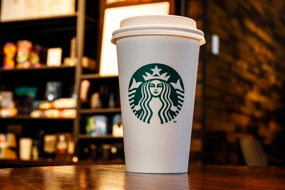 Lafayette - Circa October 2018: Starbucks Retail Coffee Store. Starbucks aims to Eliminate Plastic Straws Globally by 2020 IV — Stock Editorial Photography