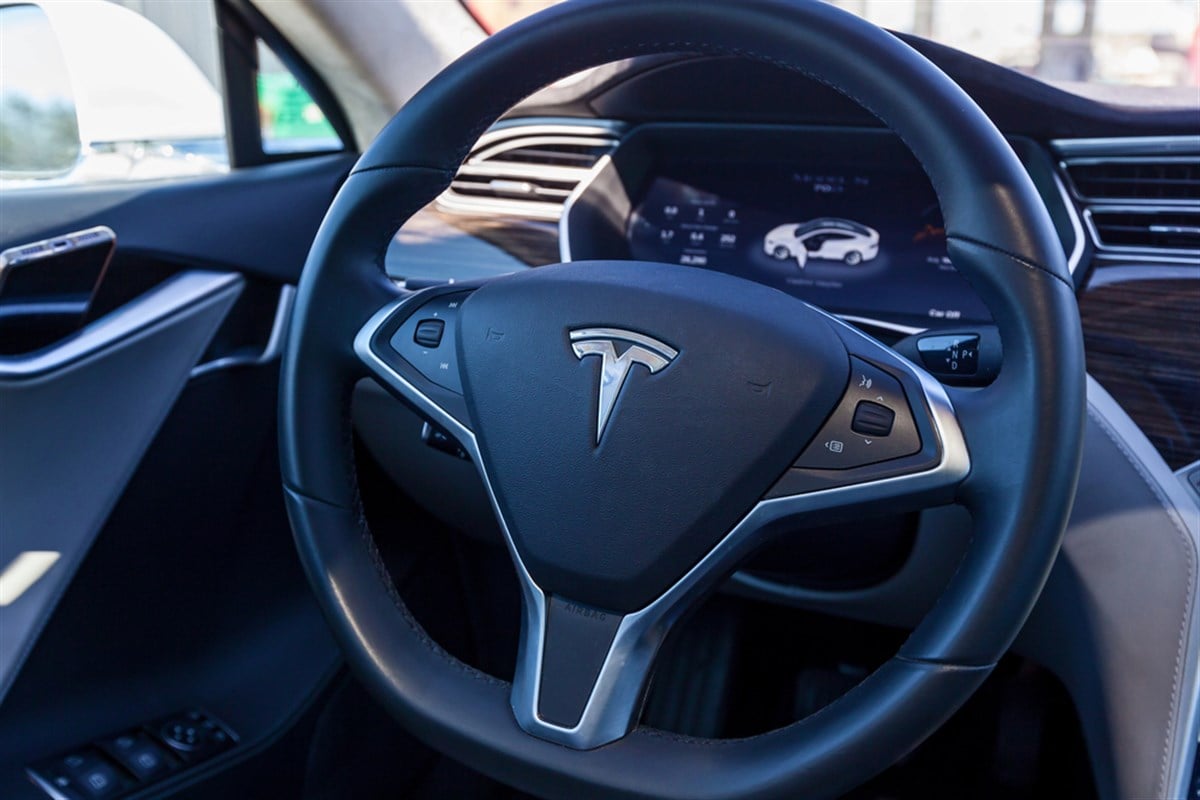 Kiev, Ukraine June 06, 2018: Interior of an electric car Tesla Model S with a large touch screen panel. — Stock Editorial Photography