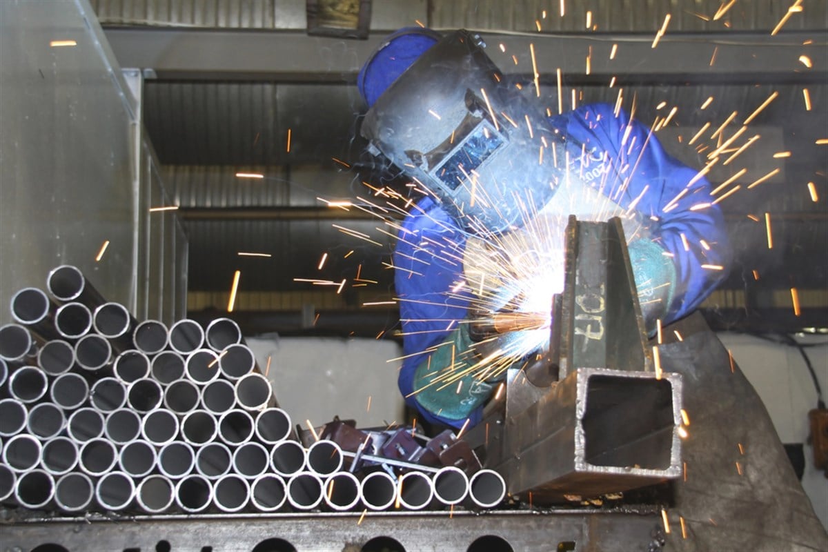 steel Laborer arc welding — Photo