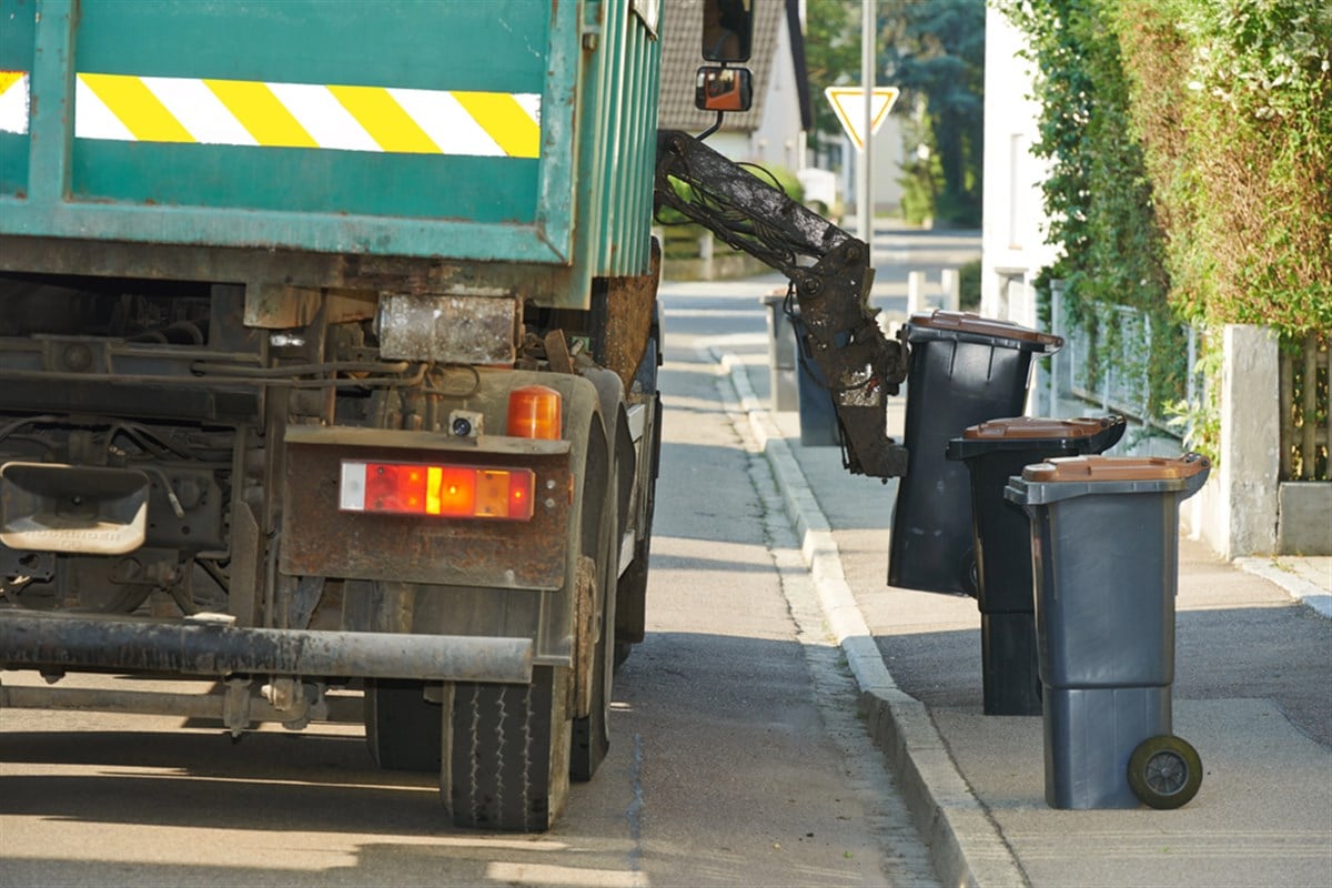 Urban recycling waste and garbage services — Photo by kalinovksy