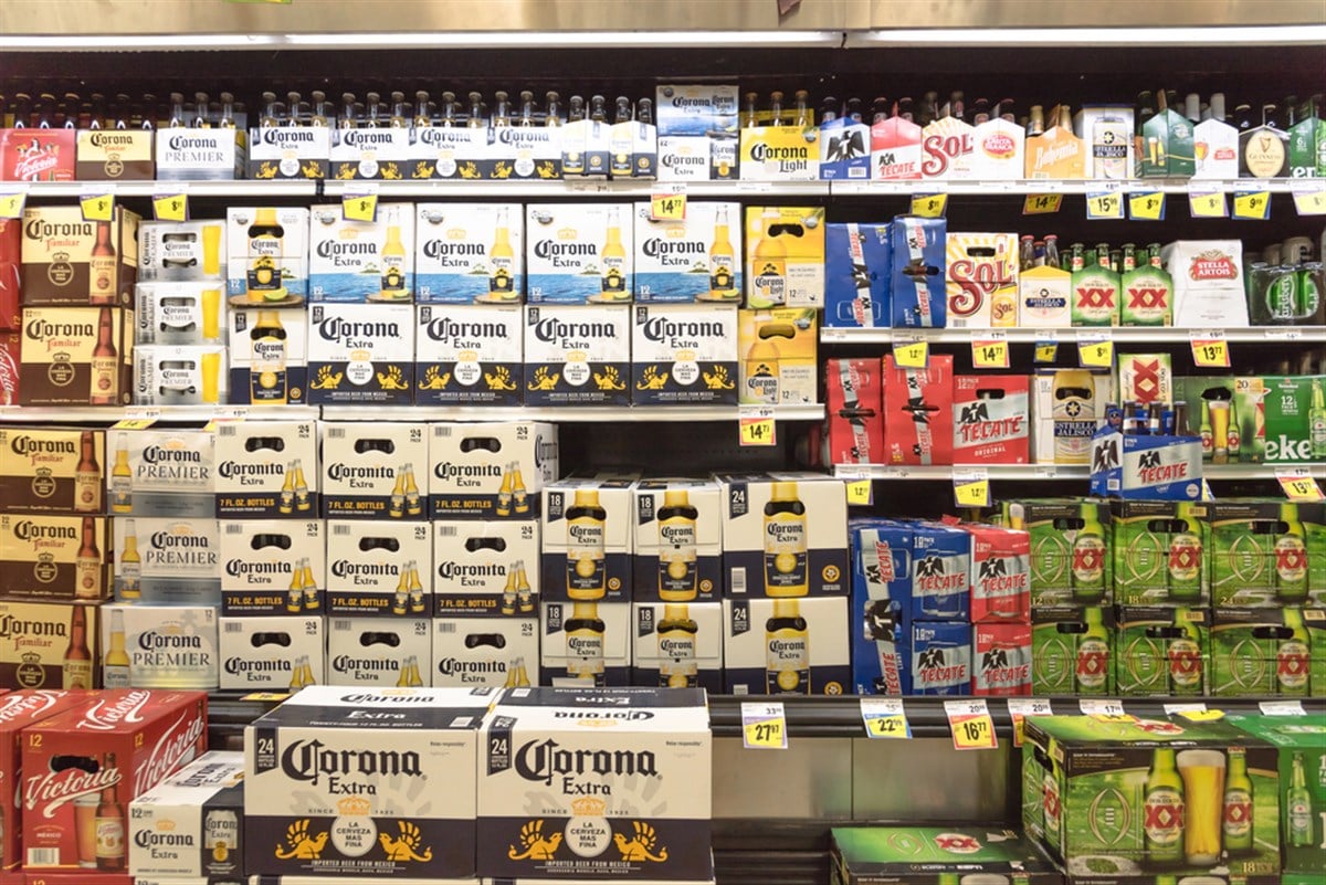 FORT WORTH, TX, USA-SEP 3, 2017:Wide selection of domestic and imported beer at Fiesta Latino-American supermarket chain. Various bottles and cans of Mexican and international beers Corona, Heineken — Stock Editorial Photography