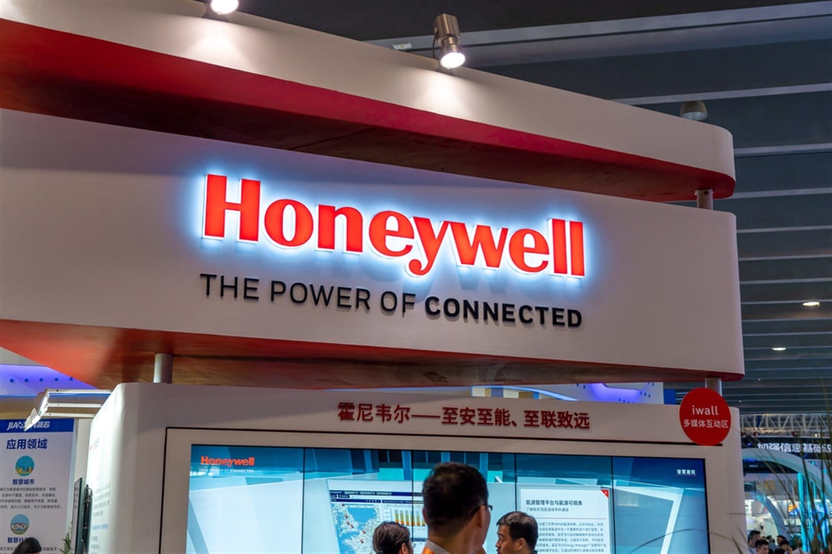 People visit the stand of Honeywell during an expo in Guangzhou city, south China's Guangdong province, 13 September 2018 — Stock Editorial Photography