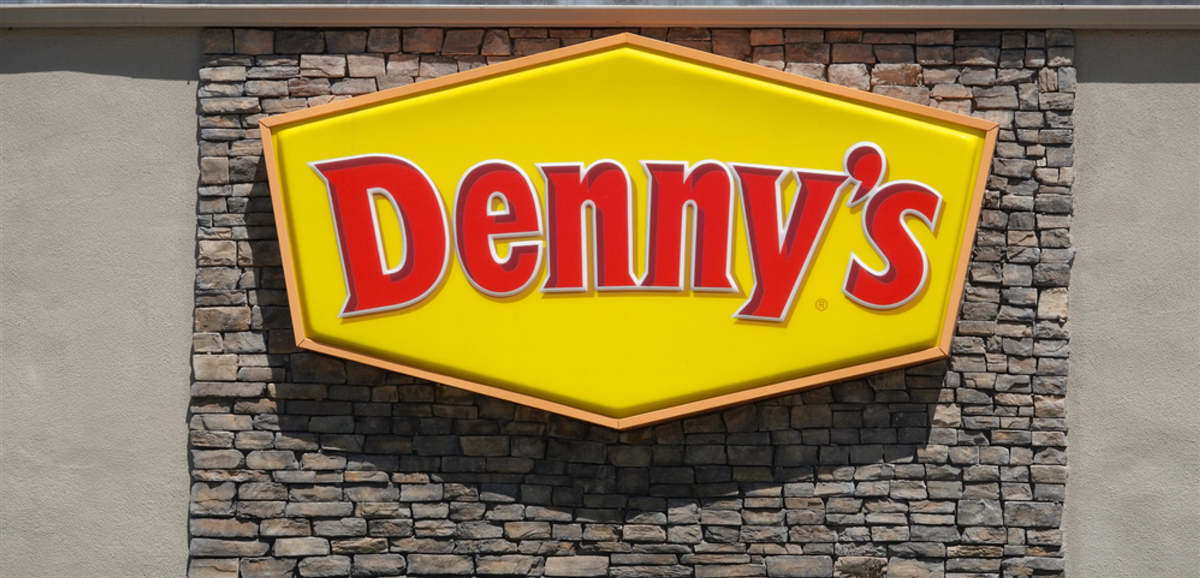 VISTA, CA, UNITED STATES - Apr 29, 2021: Vista, CA USA - April 29, 2021: Close up of Denny's logo on a decorative stone restaurant wall — Stock Editorial Photography