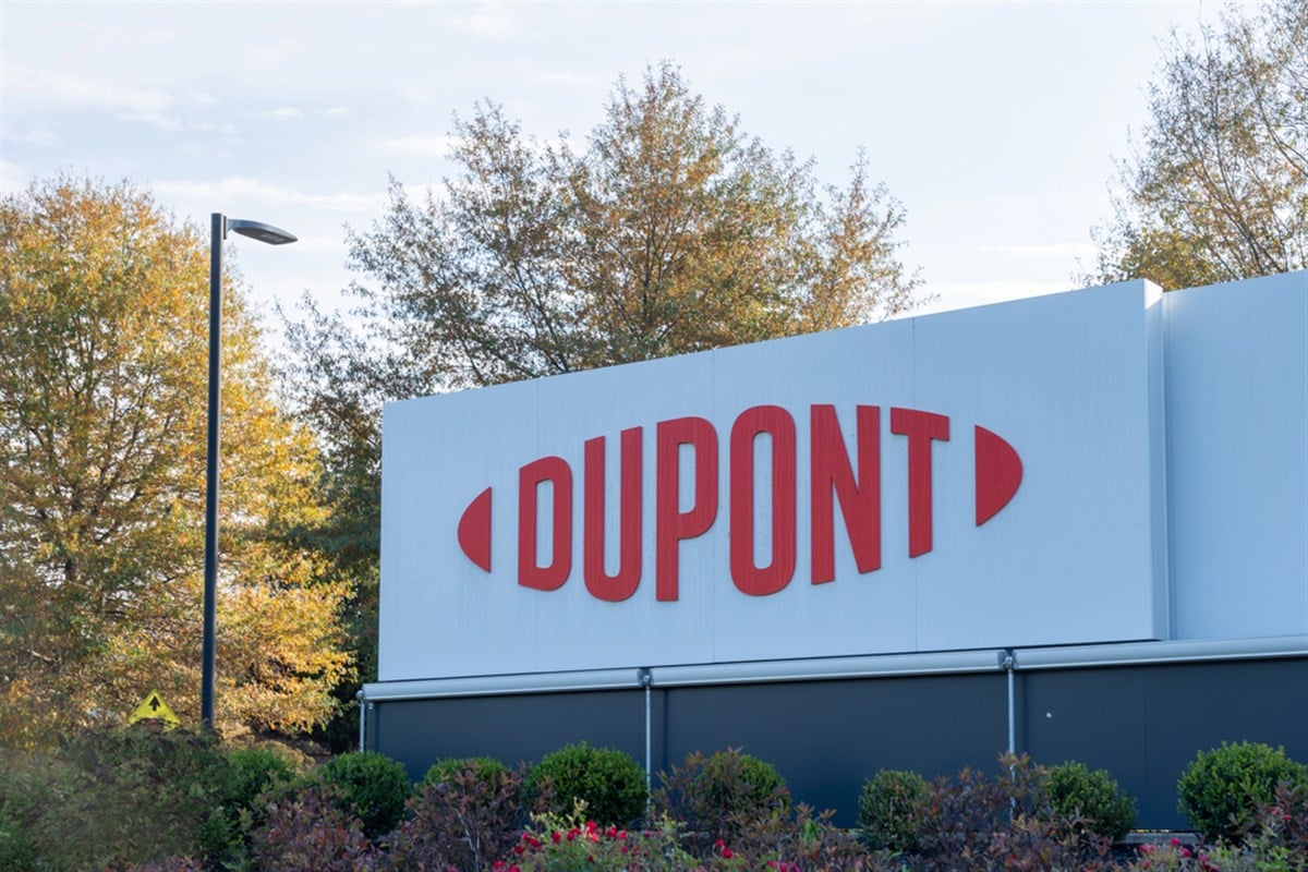 DuPont company logo sign outside the headquarters in Wilmington, Delaware, USA, November 5, 2023. DuPont is an American multinational chemical company. — Stock Editorial Photography