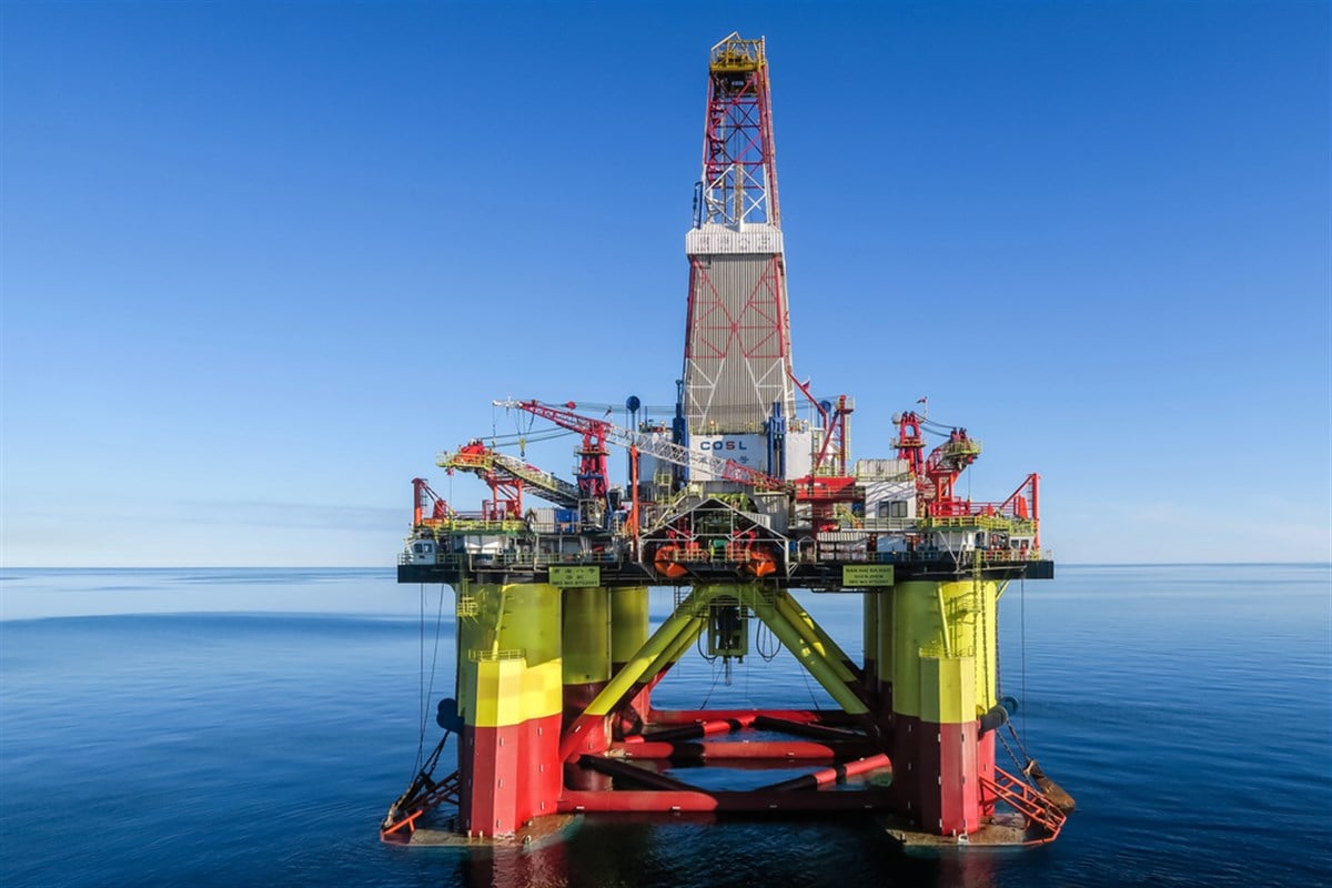 KARA SEA, RUSSIA - 2017 JULY 08. The Chinese semi submersible rig Nan Hai Ba Hao at location at 75 degree North - Stock Editorial Photography