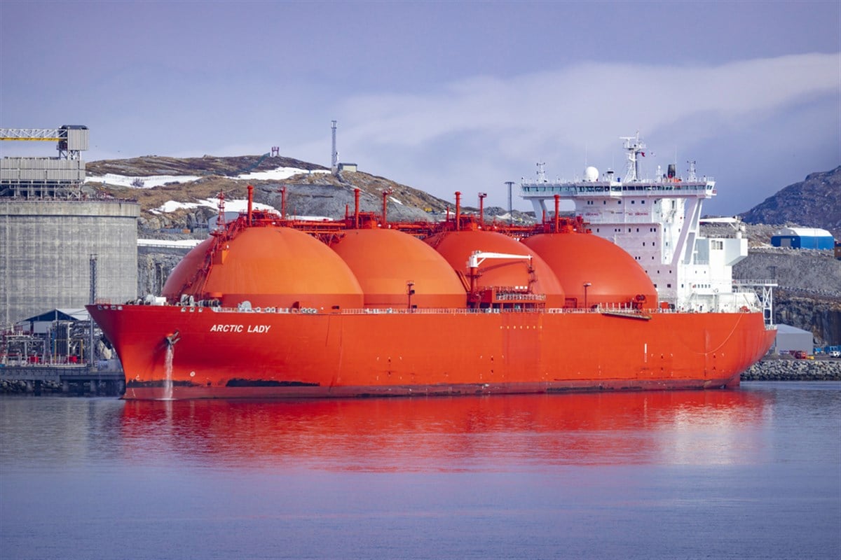 LNG carrier ship in harbor — Stock Editorial Photography