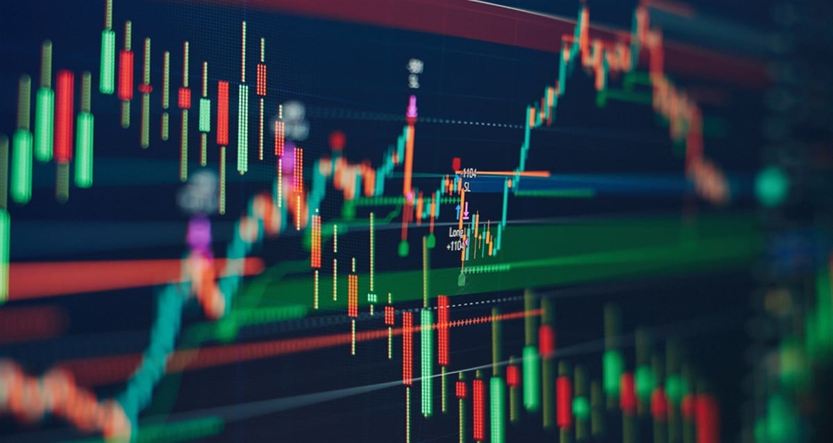 Technical price graph and indicator, red and green candlestick chart on blue theme screen, market volatility, up and down trend. Stock trading, crypto currency background. — Photo