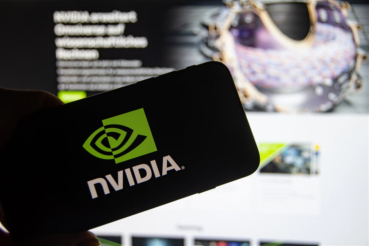 Rheinbach, Germany 28 November 2022, The brand logo of the developer of graphics processors and chipsets "Nvidia" on the display of a smartphone in front of the website (focus on the brand logo) — Stock Editorial Photography