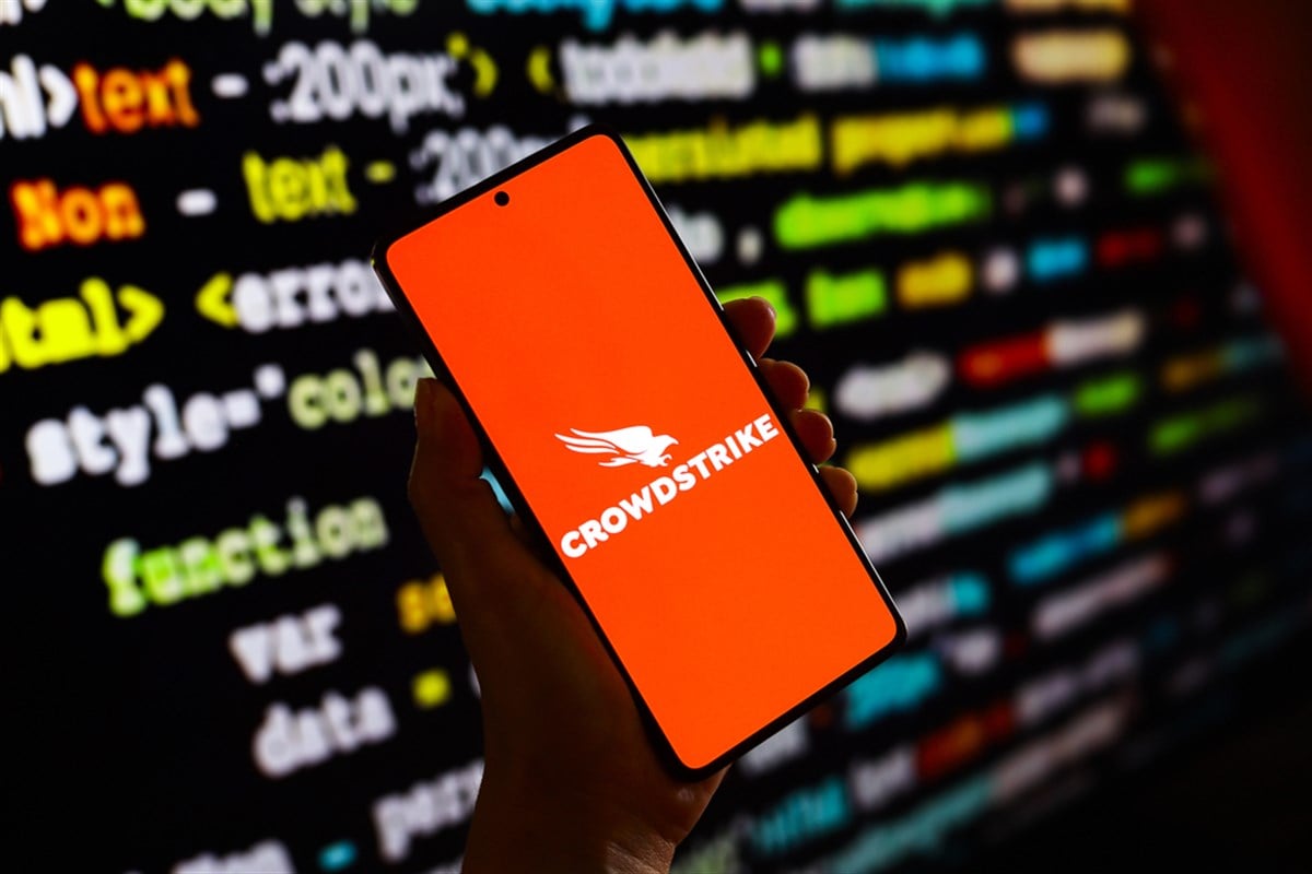 July 19, 2024, Paraguay. In this photo illustration, the CrowdStrike Holdings, Inc. logo is displayed on a smartphone screen — Stock Editorial Photography