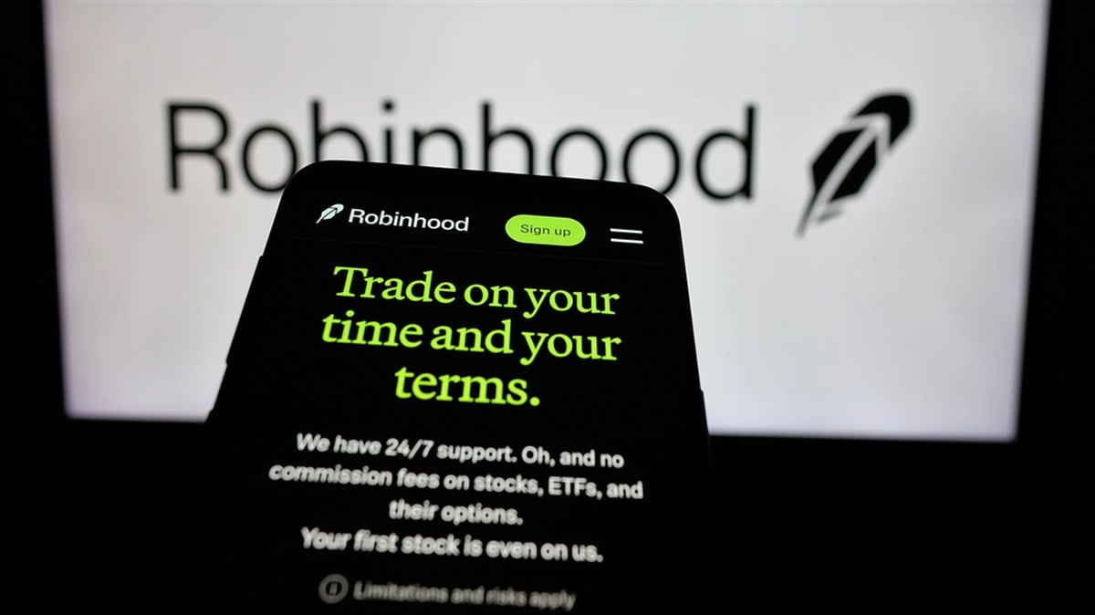 Stuttgart, Germany - 01-15-2025: Mobile phone with website of US financial company Robinhood Markets Inc. on screen in front of business logo. Focus on top-left of phone display. — Stock Editorial Photography