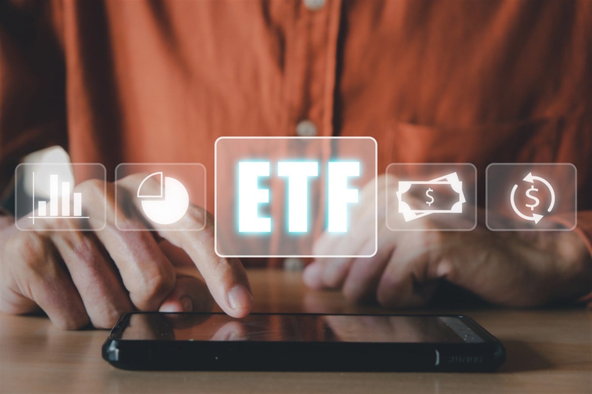 ETF Exchange traded fund stock market trading investment financial concept, Man using smart phone with icons of ETF on vr screen. — Photo