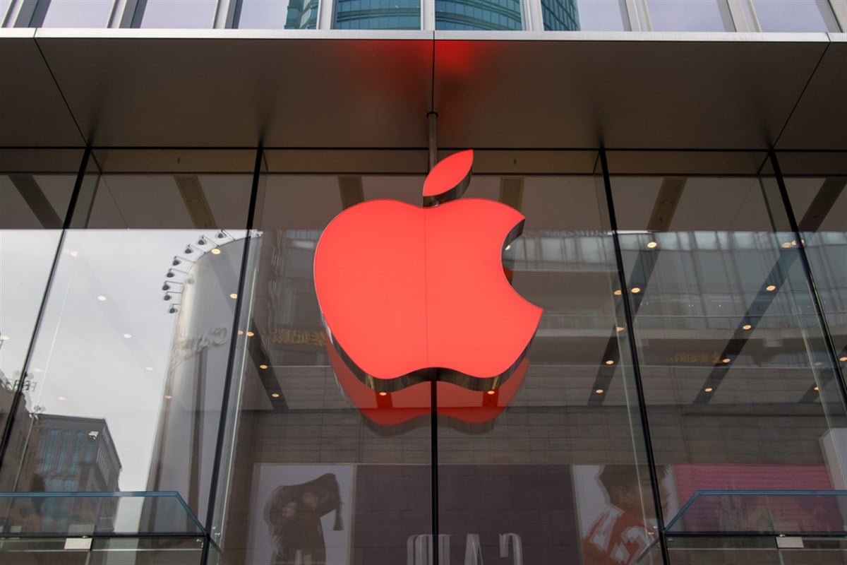 The logo of Apple Inc. is illuminated with red light to mark the World AIDS Day at the Apple Store on Nanjing Road shopping street in Shanghai, China, 30 November 2018. — Stock Editorial Photography