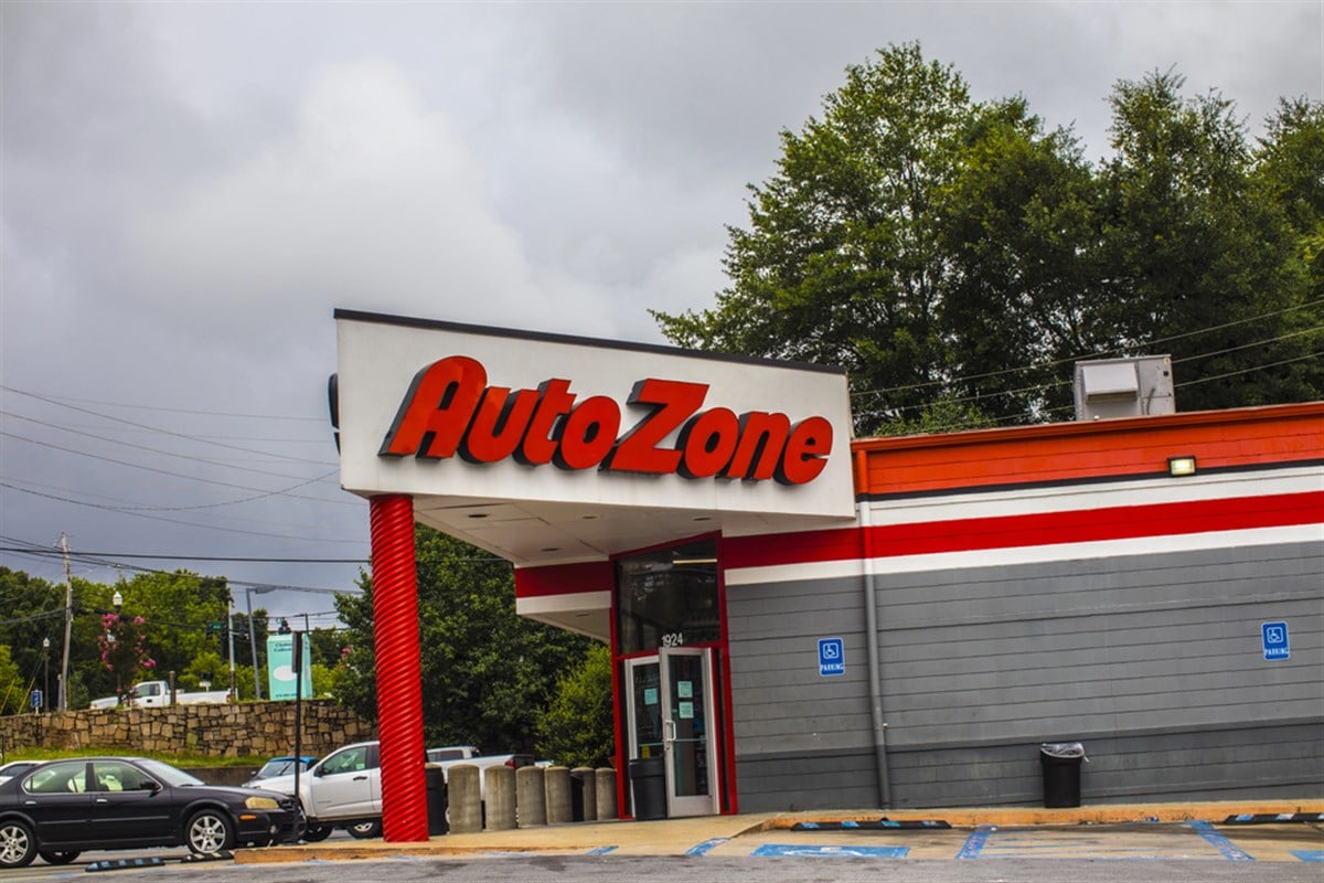 Decatur, Ga / USA - 07 07 20: View of AutoZone from the side with sign - Stock Editorial Photography