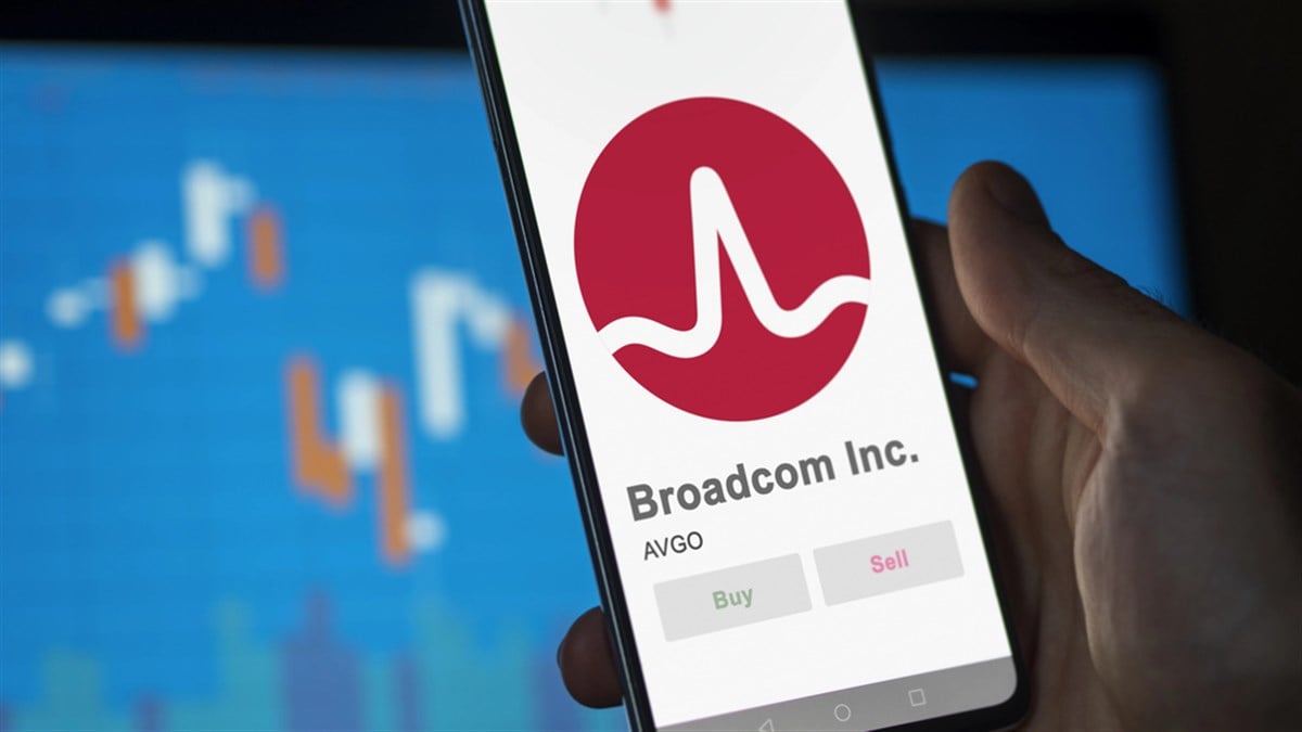 April 09th 2024 , San Jose, California. Close up on logo of Broadcom Inc. on the screen of an exchange. Broadcom Inc price stocks, $AVGO on a device. — Stock Editorial Photography