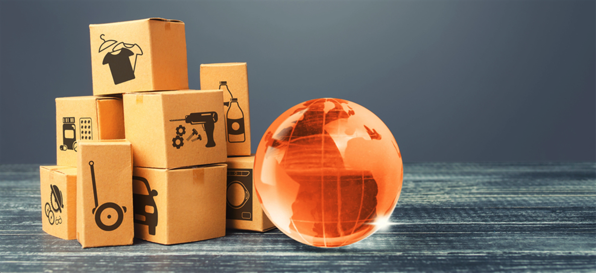 Orange glass earth globe and boxes. International world trade distribution. Delivery of goods, shipping. Globalization markets. Economics development. Global economy, import export freight traffic. — Photo