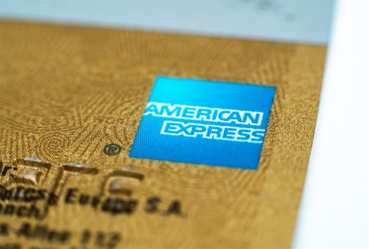 MUNICH, GERMANY - Apr 29, 2020: Closeup of an Amex credit card. American Express gold card. The bank reports good results in the credit card business. People use card a lot. — Stock Editorial Photography