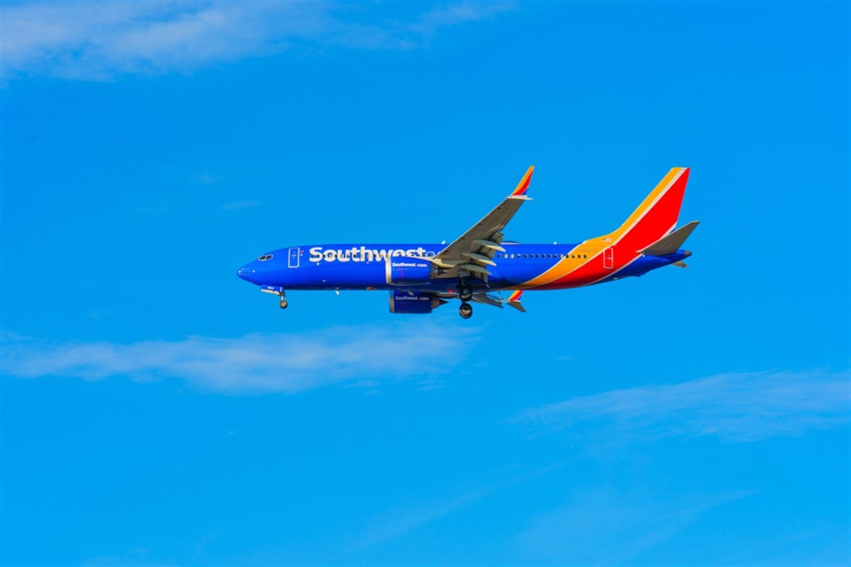 Los Angeles, California - January 6, 2025: Southwest Airlines Plane in Flight Against Clear Blue Sky — Stock Editorial Photography