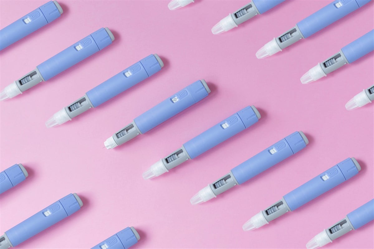 Medical drug Ozempic injection lies on a pink background, top view. Medicine and weight loss, concept. injectors dosing pens for subcutaneous injection of antidiabetic medication or anti-obesity — Photo