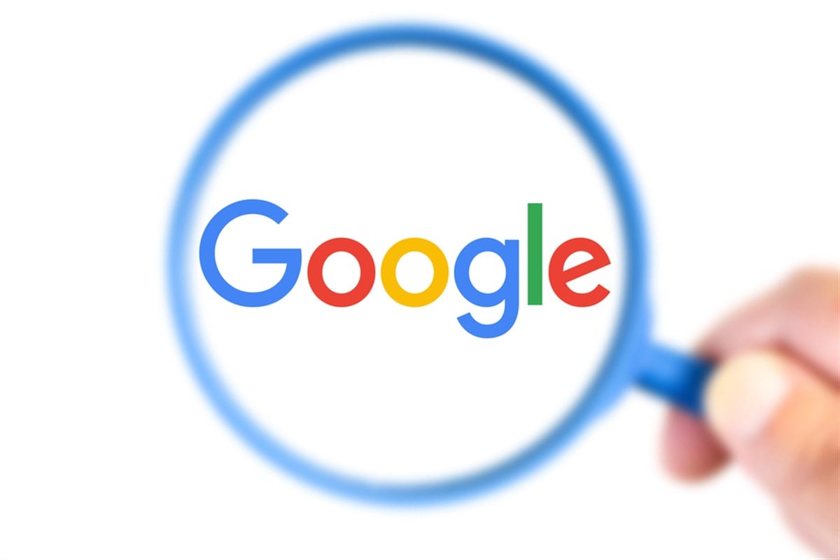 Google logo magnifying glass