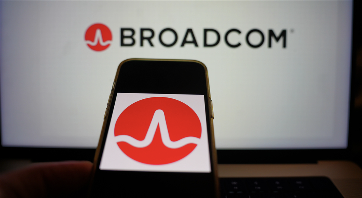 Roosendaal, The Netherlands - March 6, 2025: A mobile phone displaying the logo of Broadcom, with the company website in the background. — Stock Editorial Photography