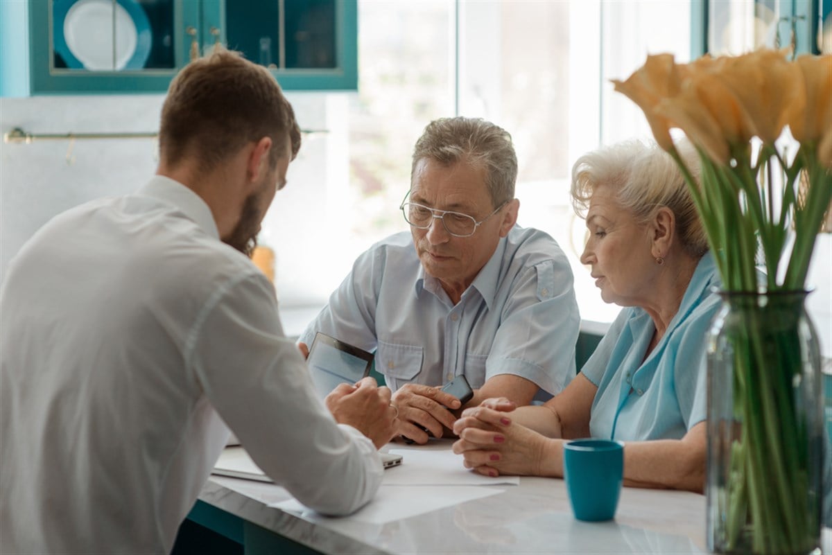 4 Early Signs that an Aging Loved One is Struggling to Make Financial Decisions and How to Handle It