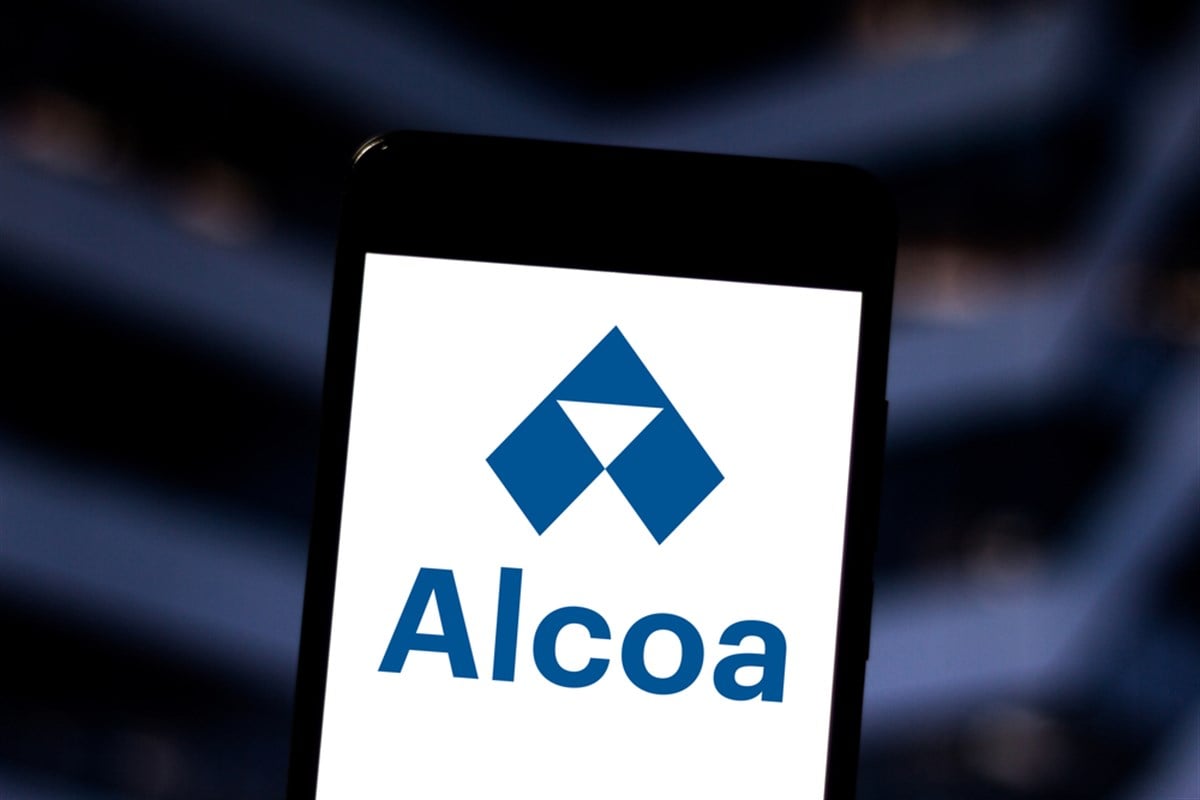 Alcoa (NYSE:AA) Falls After Earnings Beat, Weak Guidance