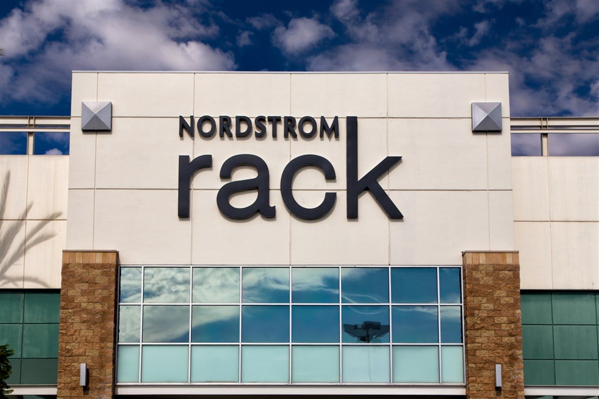 Here's How To Play Nordstrom's (NYSE: JWN) Earnings