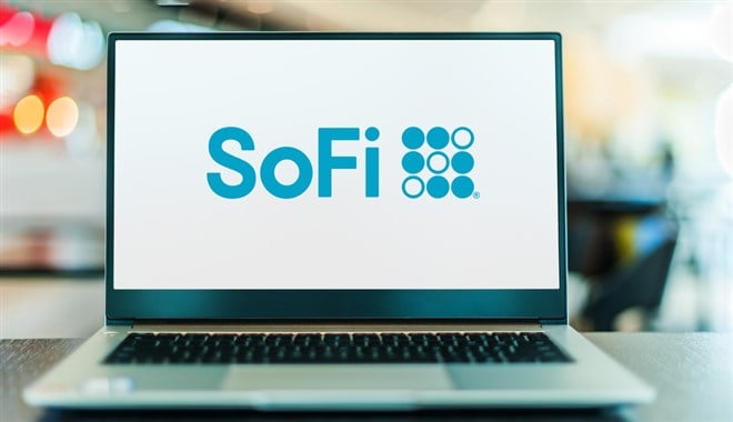 SoFi's financial landscape: Insider moves, and valuation puzzles