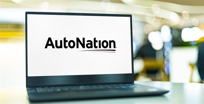 AutoNation stock attracted some sneaky bidders