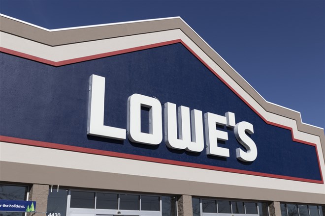 Ft. Wayne - Circa November 2022: Lowe's Home Improvement Warehouse. Lowe's operates retail home improvement and appliance stores across the US.