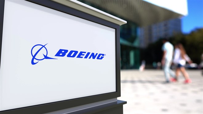 Street signage board with Boeing Company logo. Blurred office center and walking people background. Editorial 3D rendering — Stock Editorial Photography