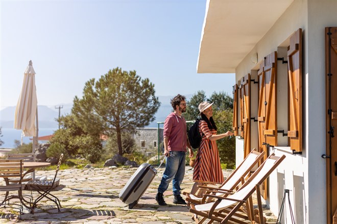 Young couple arriving to at holiday home — Photo