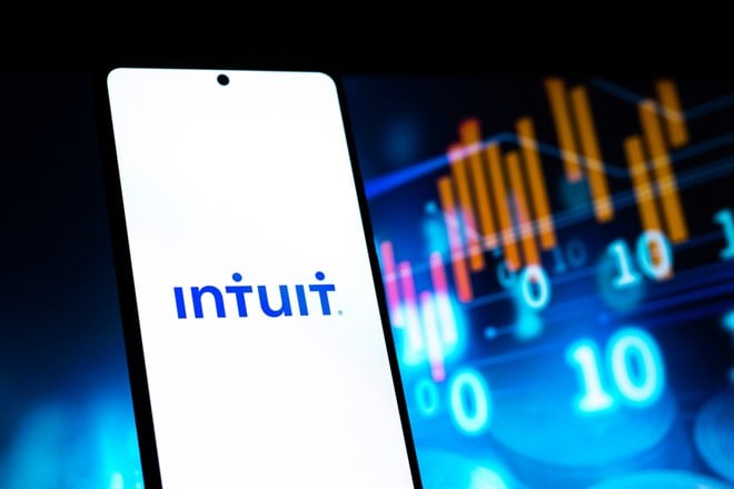 Intuit logo on phone screen stock image. - Stock Editorial Photography