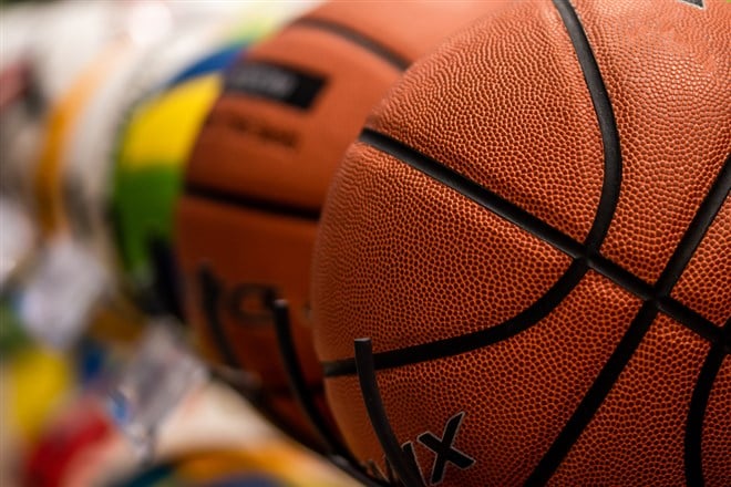 Basketballs on the rack of sports retail store, in sports shop — Photo