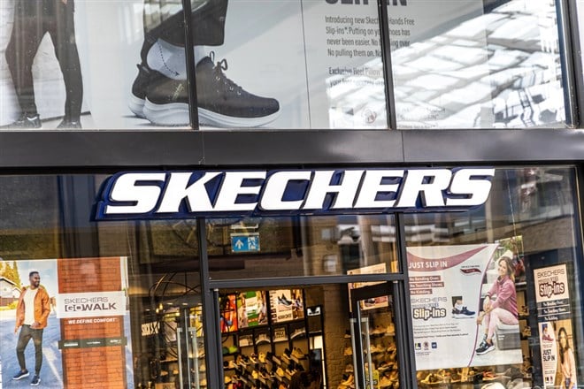 \\Skechers store sign and logo. footwear brand. — Stock Editorial Photography