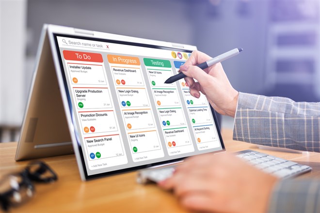 Scrum Agile Project On Convertible Hybrid Laptop Computer Screen — Photo Smartsheet