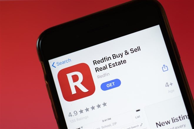 Moscow, Russia - 1 June 2020: Redfin Estate app mobile logo close-up on screen display, Illustrative Editorial — Stock Editorial Photography