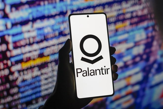 August 2, 2024, Paraguay. In this photo illustration, the Palantir Technologies logo is displayed on a smartphone screen — Stock Editorial Photography