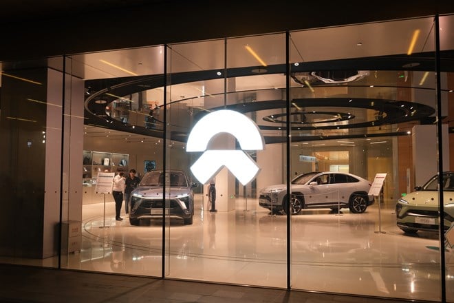 Shanghai/China-Sep.2020: facade of NIO store at Shanghai Tower at night.Sales person and customers inside. NIO is a Chinese electric car brand — Stock Editorial Photography