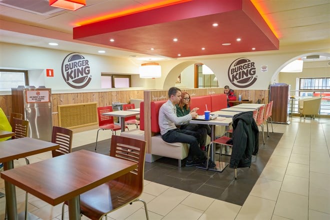 RUSSIA, SAINT PETERSBURG - CIRCA OCTOBER, 2017: Inside of Burger King restaurant — Stock Editorial Photography