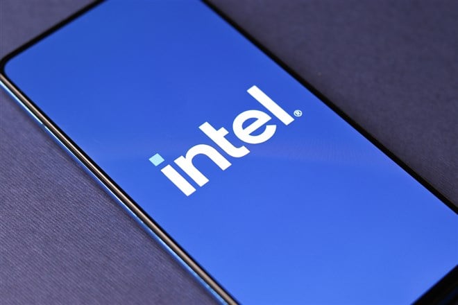 Assam, india - December 20, 2020 : Intel logo on phone screen stock image. — Stock Editorial Photography