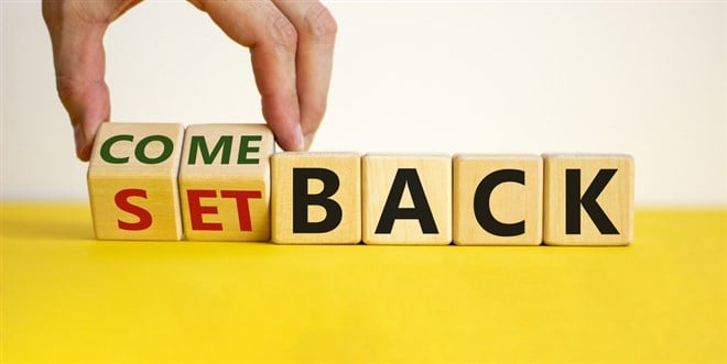 Setback or comeback symbol. Male hand flips wooden cubes and changes the word 'setback' to 'comeback'. Beautiful yellow and white background, copy space. Business and comeback concept. — Photo