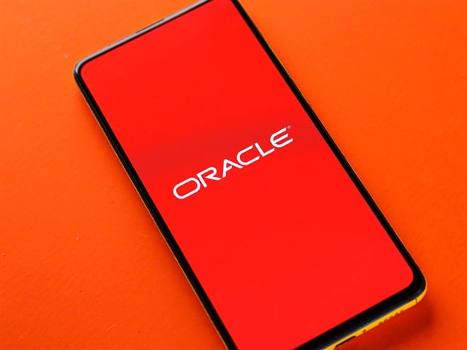 Assam, india - November 15, 2020 : Oracle logo on phone screen stock image. - Stock Editorial Photography